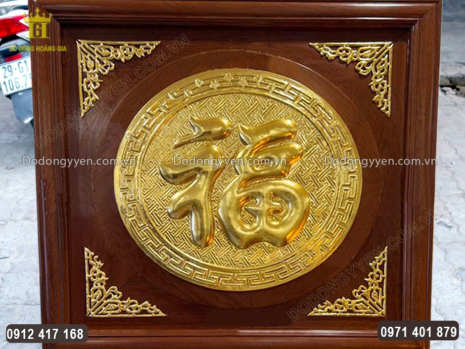 Chữ Ph&uacute;c được chạm th&uacute;c nổi theo lối H&aacute;n tự